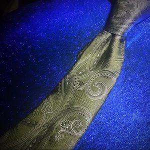 Kenneth Roberts platinum neck tie